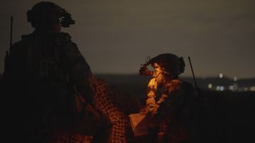 الملك يقلد ولي العهد شارة سيف القوات الخاصة الملك يقلد ولي العهد شارة سيف القوات الخاصة