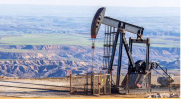 النفط يواصل خسائره بفعل زيادة المخزونات الأميركية وتوقعات أوبك