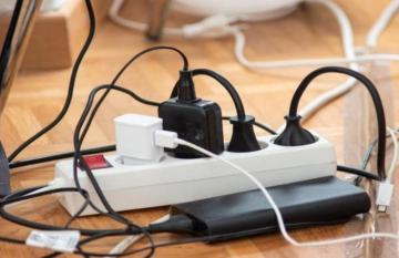 ما عواقب ترك الشاحن موصولا بالكهرباء؟