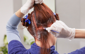 6 خطوات أساسية لصبغ الشعر في المنزل بطريقة آمنة