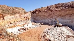 إغلاق مقلع يعمل بدون ترخيص في كفرنجة وضبط تجاوزات خطرة