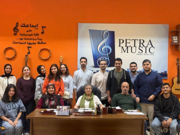 الفنانة جوليت عواد تشرف على اختبارات منح التفوق الفني في جامعة البترا