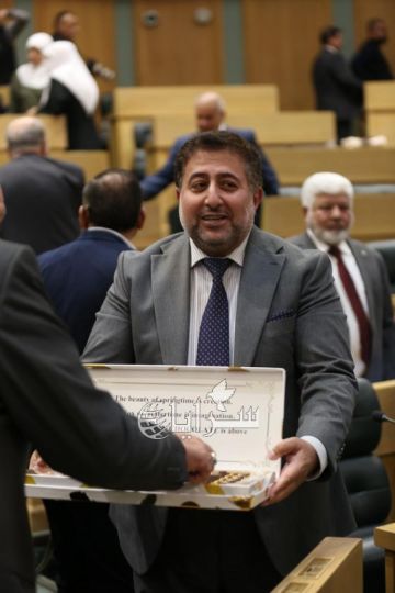 لماذا وزع النائب الرقب الحلوى تحت قبة البرلمان؟ .. صور و فيديو لماذا وزع النائب الرقب الحلوى تحت قبة البرلمان؟ .. صور و فيديو