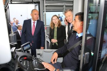 الشواربة يتفقد التشغيل التجريبي لمسار الحافلات الكهربائية