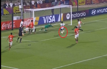 تصد خرافي من عمر عبد العزيز يخطف الأنظار في مواجهة مصر وإنجلترا (فيديو) تصد خرافي من عمر عبد العزيز يخطف الأنظار في مواجهة مصر وإنجلترا (فيديو)