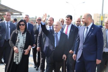 لحظة إنسانية للأمير الحسن مع طالب تثير الإعجاب (فيديو) لحظة إنسانية للأمير الحسن مع طالب تثير الإعجاب (فيديو)