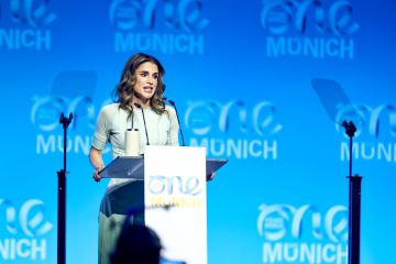 الملكة رانيا تختار إطلالة خضراء عصرية بقمة عالم شاب واحد في ألمانيا الملكة رانيا تختار إطلالة خضراء عصرية بقمة عالم شاب واحد في ألمانيا