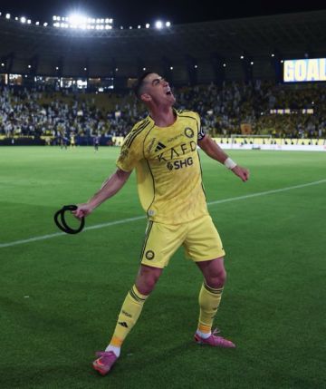 كريستيانو رونالدو يرقص بالعقال السعودي