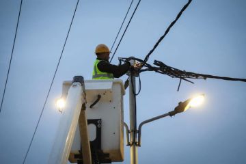 كهرباء إربد تتعامل مع بلاغات الأعطال خلال الظروف الجوية في الشمال كهرباء إربد تتعامل مع بلاغات الأعطال خلال الظروف الجوية في الشمال