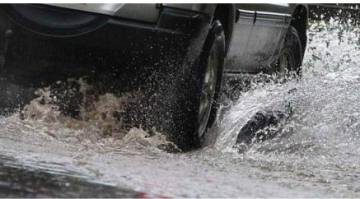 الأمن العام يحذر السائقين من مخاطر الانزلاق مع مع بدء تساقط الأمطار الأمن العام يحذر السائقين من مخاطر الانزلاق مع مع بدء تساقط الأمطار