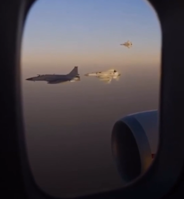 طائرات سلاح الجو الباكستاني ترحب بالملك: باسم أمة الباكستان أهلا بجلالتك (فيديو)