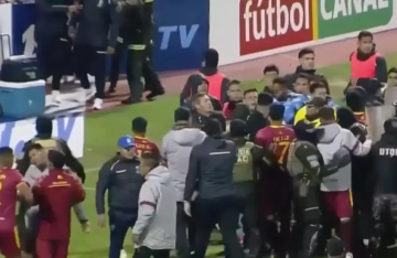 فيديو .. مباراة تتحول إلى معركة وتنتهي بـ17 بطاقة حمراء