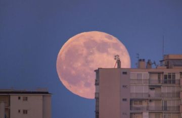 لماذا سيبدو البدر أكبر وأسطع قمر مكتمل في العام مساء الأربعاء؟ لماذا سيبدو البدر أكبر وأسطع قمر مكتمل في العام مساء الأربعاء؟