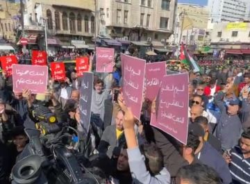 مئات الاردنيين يشاركون في وقفة وسط البلد: الكيان الصهيوني تهديد وجودي للأمة - فيديو عاجل