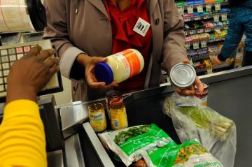 إدارة ترامب تستخدم أموال الطوارئ لتمويل إعانات الغذاء إدارة ترامب تستخدم أموال الطوارئ لتمويل إعانات الغذاء