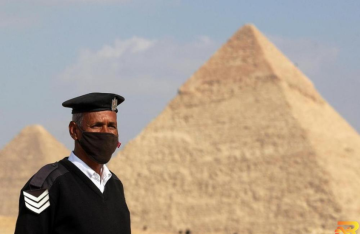 فيديو يهز مصر لسائح إسرائيلي يطلب بنطلون شرطي مصري مقابل 100 دولار