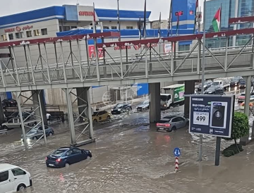 بالصور .. مياه الأمطار تغرق دوار المدينة الرياضية