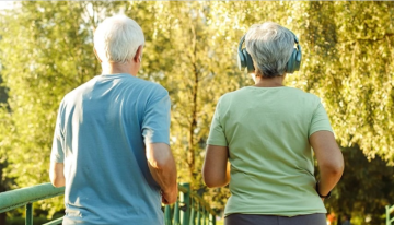 المشي يحمي الدماغ .. 5 آلاف خطوة يوميا تقي من الزهايمر