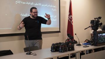 طلبة إعلام الشرق الأوسط يتفاعلون مع المخرج رأفت الطباخي في ورشة حول السينما الرقمية طلبة إعلام الشرق الأوسط يتفاعلون مع المخرج رأفت الطباخي في ورشة حول السينما الرقمية