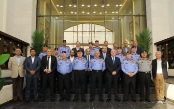 مدير الأمن العام يكرم كبار الضباط المتقاعدين تقديرا لجهودهم المخلصة مدير الأمن العام يكرم كبار الضباط المتقاعدين تقديرا لجهودهم المخلصة