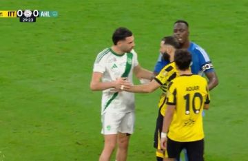 مشاجرة بين الجزائري حسام عوار والتركي ديميرال في 