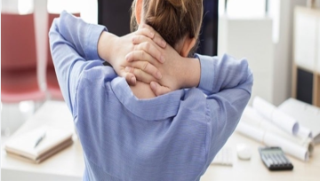 جراح عظام يحذر من وضعيات قاتلة للرقبة والظهر قد تدمر عمودك الفقري