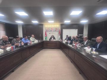 وزير الداخلية يزور دار محافظة العقبة ويجتمع مع مجلسها الأمني وزير الداخلية يزور دار محافظة العقبة ويجتمع مع مجلسها الأمني