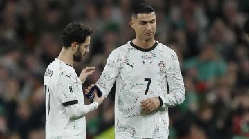 ضرب منافسه بقوة .. طرد رونالدو من مباراة البرتغال وأيرلندا (فيديو) ضرب منافسه بقوة .. طرد رونالدو من مباراة البرتغال وأيرلندا (فيديو)