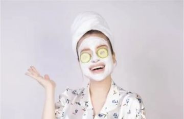 ماسك العسل والزبادي لبشرة مشرقة وطبيعية ماسك العسل والزبادي لبشرة مشرقة وطبيعية