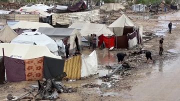 حكومة غزة توجه نداء الى الوسطاء: تفاقم مأساة 1.5 مليون نازح بعد إغراق الأمطار خيامهم البالية عاجل