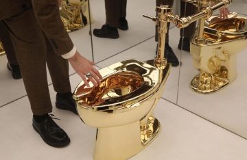 مرحاض ذهبي يباع بـ 12 مليون دولار!