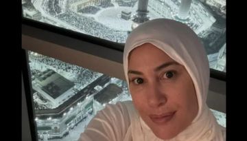 هند صبري تؤدي مناسك العمرة ليلة عيد ميلادها