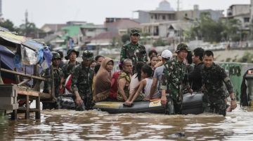 ارتفاع حصيلة قتلى فيضانات إندونيسيا الى 442 شخصا