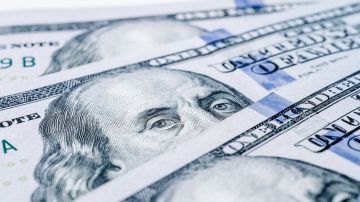 الدولار يقترب من أعلى مستوى له في 3 أشهر