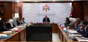 العودات يلتقي وفدا من الاتحاد النسائي