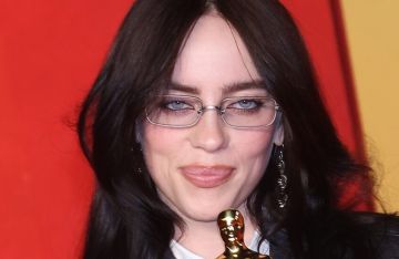 جبان وحقير مثير للشفقة.. المغنية الأمريكية بيلي إيليش تشن هجوما شرسا على أول تريليونير في العالم جبان وحقير مثير للشفقة.. المغنية الأمريكية بيلي إيليش تشن هجوما شرسا على أول تريليونير في العالم