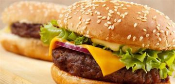 حالته حرجة جدا .. ابن الـ 22 عاما في المستشفى يصارع الموت بسبب برغر!