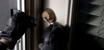 لص دخل وسرق منزل سيدة .. ولكن ما حصل لاحقا غير متوقع!