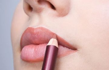 محدد الشفاه: سر جمال الشفاه وجاذبيتها محدد الشفاه: سر جمال الشفاه وجاذبيتها