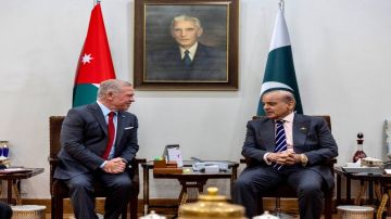 الملك يلتقي رئيس الوزراء الباكستاني في إسلام آباد الملك يلتقي رئيس الوزراء الباكستاني في إسلام آباد