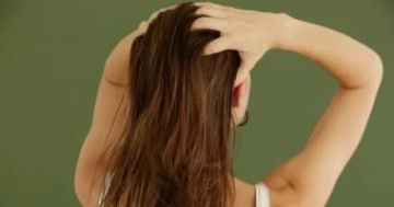 وصفات طبيعية للتخلص من الدهون الزائدة فى فروة الرأس.. خطواتها بسيطة وصفات طبيعية للتخلص من الدهون الزائدة فى فروة الرأس.. خطواتها بسيطة