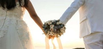 بدل إقامة حفل زفاف... عروسان يجولان على الفقراء في الشارع