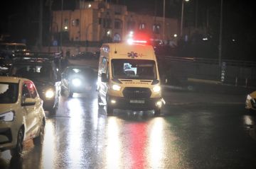 تدهور حافلة سياحية يصيب 32 بالزرقاء تدهور حافلة سياحية يصيب 32 بالزرقاء