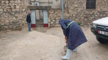 مياه الأمطار تداهم منزلا في ملكا وبلدية خالد بن الوليد تعالج المشكلة مياه الأمطار تداهم منزلا في ملكا وبلدية خالد بن الوليد تعالج المشكلة