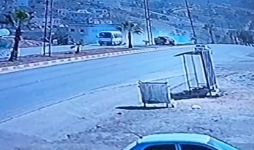 بالفيديو .. 10 إصابات جراء تصـادم ما بين مركبة وباص على طريق شارع الستين باربد