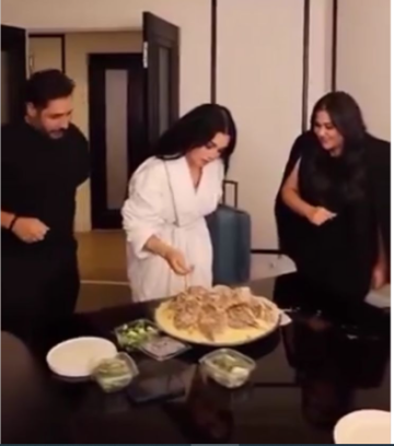 بالفيديو .. هيفاء وهبي تأكل المنسف الأردني بيدها لأول مرة بعد حفلها في عمان