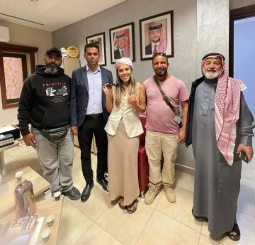 سائحة أمريكية-مكسيكية تشيد بأمانة أهل البترا بعد العثور على قرطها الذهبي