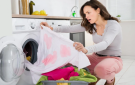 احذري .. أخطاء شائعة تفسد الملابس أثناء الغسيل