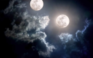 لماذا نرى أحيانا قمرين في السماء؟ تفسير الظاهرة البصرية