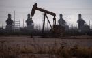 النفط يصعد مع تقييم احتمالات خفض الفائدة الأمريكية